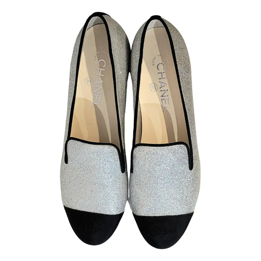 Chanel Heels in Silver Glitter Leather / Black Gosgrain Talla 39