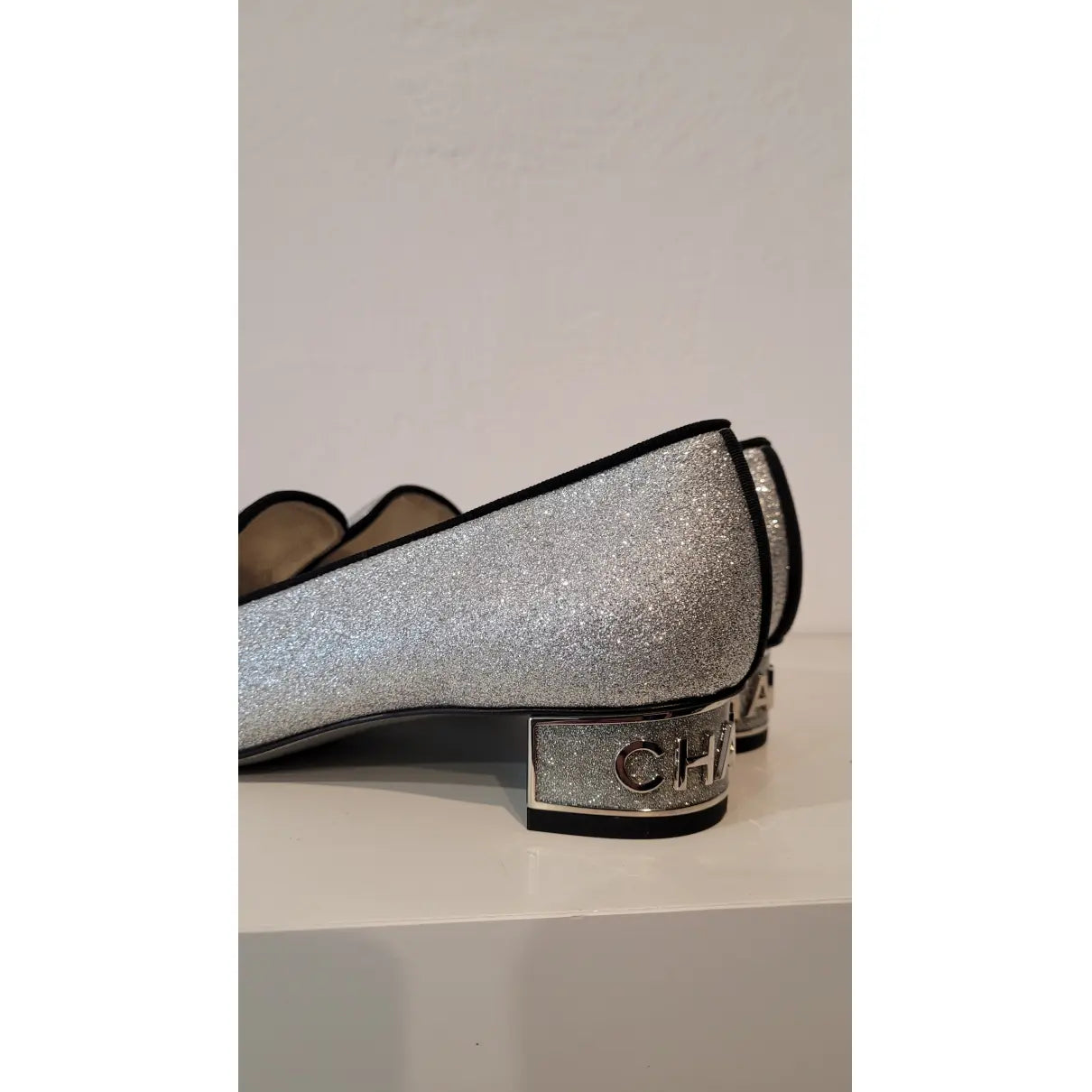 Chanel Heels in Silver Glitter Leather / Black Gosgrain Talla 39