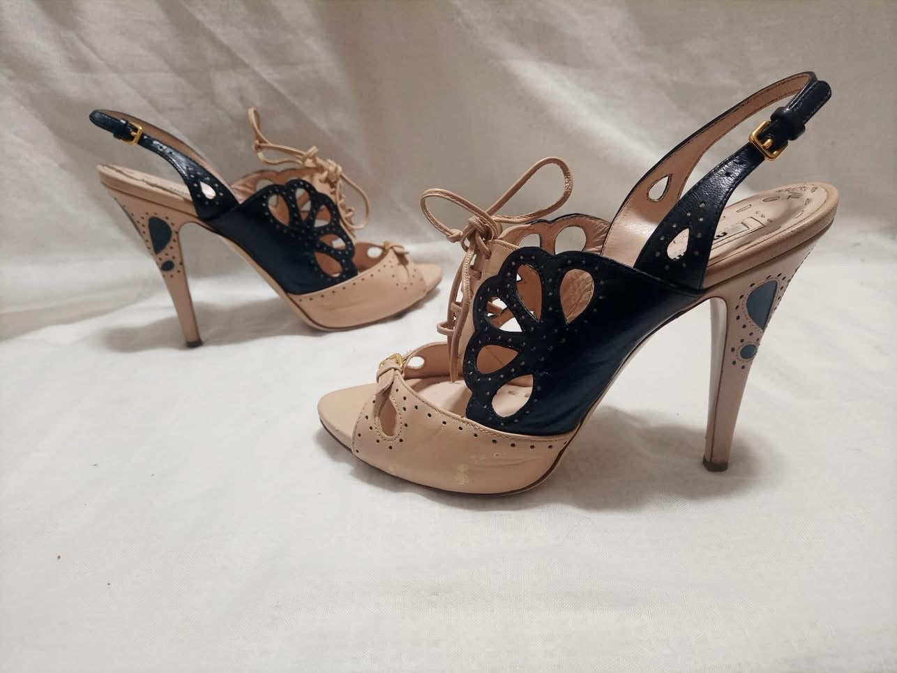 Miu Miu Beige And Black Leather Cutouts Slingback Sandals Talla 37